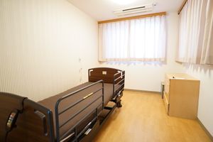 明るい個室の居室