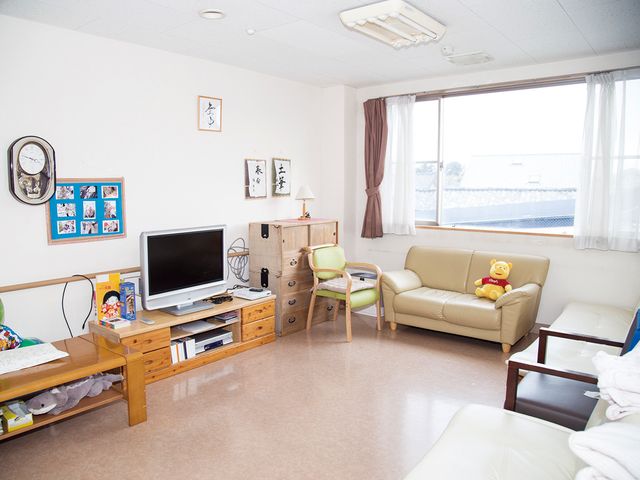 広々とした居室の一角 休憩スペース 光が差し込むあたたかい雰囲気の部屋です。個人の嗜好を大事にしたレイアウトで、快適な日常をサポートしています。