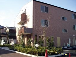 明るい外観の建物