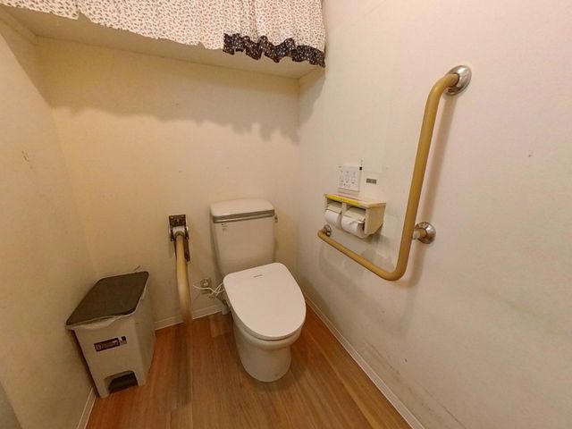 安全に配慮した施設内トイレ トイレ 安全な手摺が設置されたトイレです。安心してご利用いただける配慮がされています。