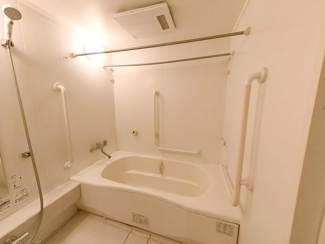 安全バー付き浴槽 浴室 手すりが多く設置されたお風呂は、安心してお使いいただけます。利用者目線の設備です。