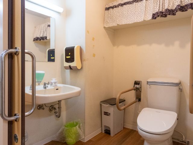 清潔なトイレ空間 トイレ バリアフリー設計が施されたトイレです。手すりが設置され、安全に配慮されています。