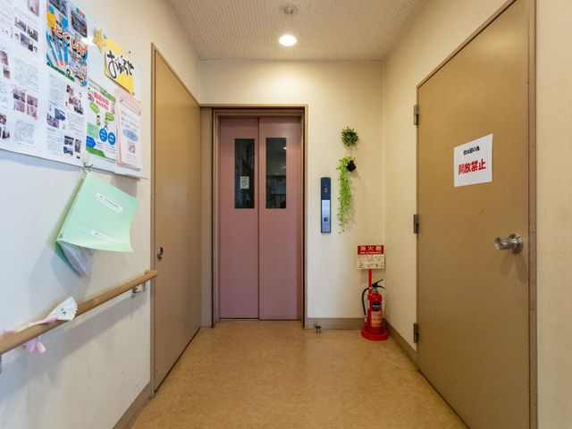 エレベーター前の廊下 廊下 車椅子でも利用しやすい広めの廊下です。掲示物が壁にあり、情報が充実しています。