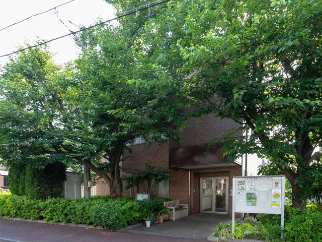 緑豊かな外観 外観 緑に囲まれた落ち着いた建物が印象的です。リラックスできる環境が整っています。