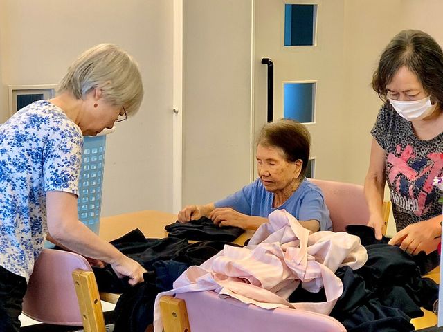 共同作業をする人々 施設内の様子 温かみのある協力作業をしている様子が感じられます。安心感をもって生活できる場所です。