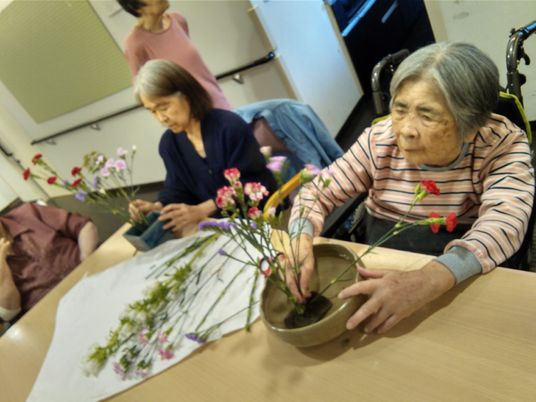 花を活ける様子