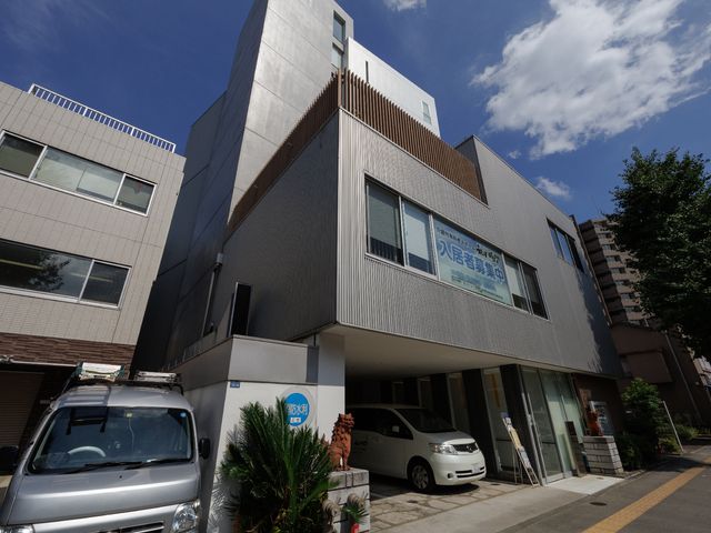 都市型の施設外観 外観 モダンなデザインの建物で、清潔感があり、市街地に溶け込む落ち着いた雰囲気です。