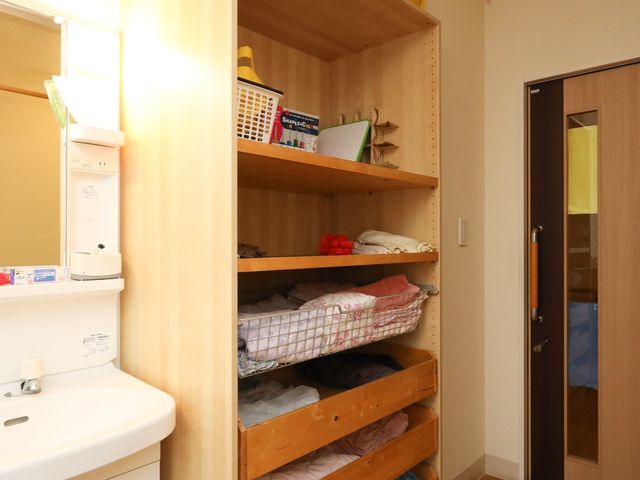 整頓された居室の一角 居室 きれいに収納された棚と快適な設備が整っています。利用者の安心感を支える空間です。