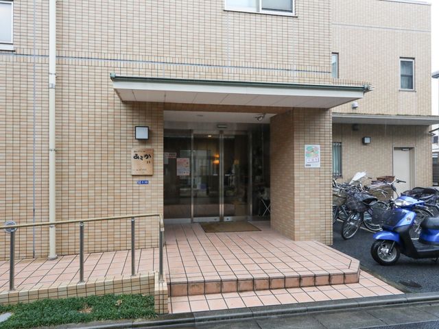 玄関前のエントランス風景 玄関 清潔感あるエントランスが迎えてくれます。利便性を考慮した設計が目に留まります。