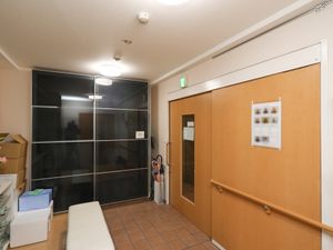 廊下の入口と掲示物