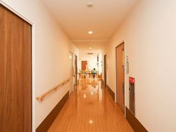 廊下の端に人物