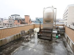 都会のビルが見えるテラス