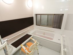 バリアフリー設計の浴室