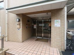 玄関前の清潔なエントランス