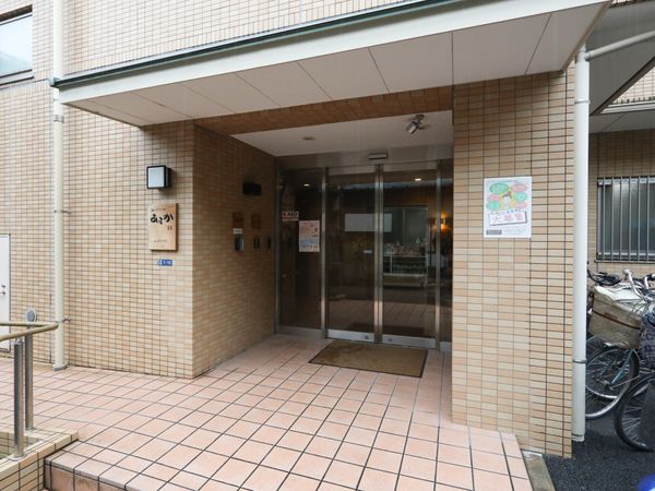 玄関前の清潔なエントランス