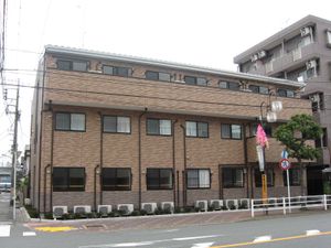 茶色い建物の外観
