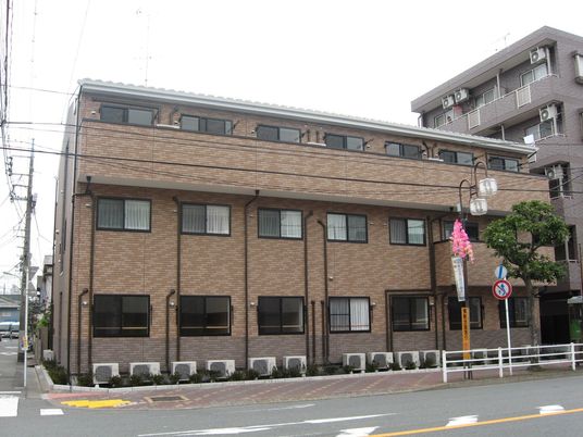 茶色い建物の外観