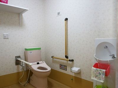 バリアフリー設計のトイレ