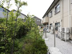 緑豊かな施設外観