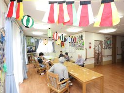装飾付きのリビング空間