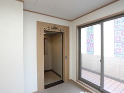 明るい和室の一角