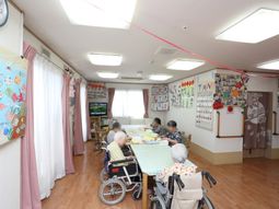 明るい活動室の様子