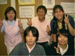 スタッフの笑顔とポーズ