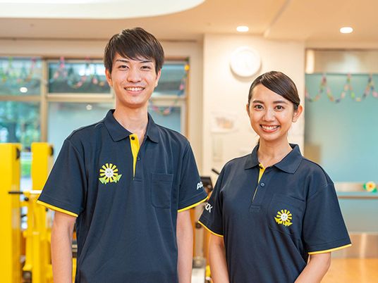 笑顔のスタッフ2人