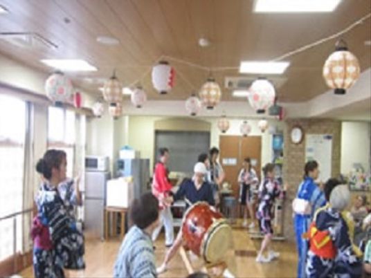 祭り気分を味わう居室
