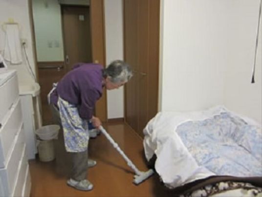 廊下で掃除をする人