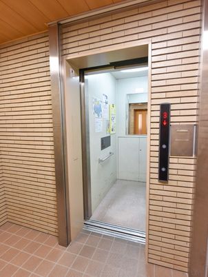 広々としたエレベーター前