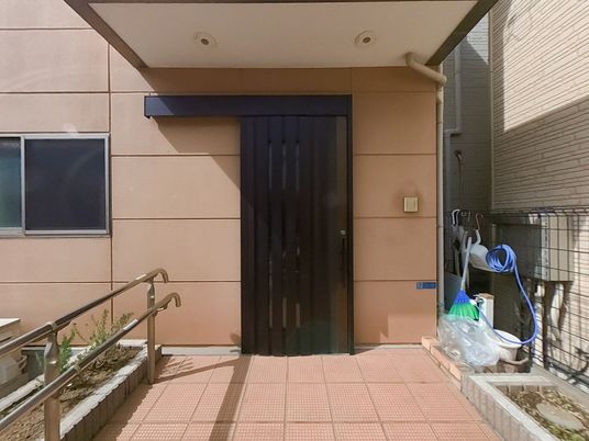 家族と話す高齢者