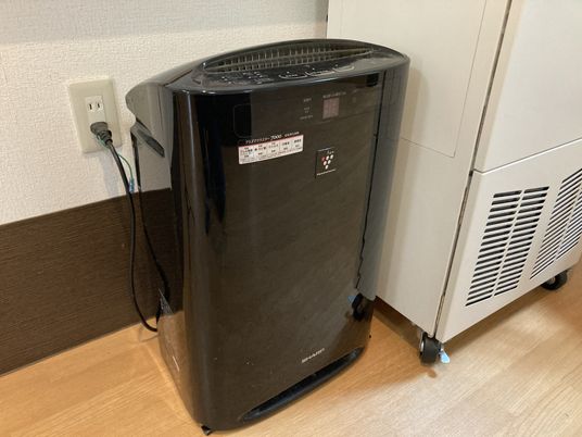 壁際の家電機器