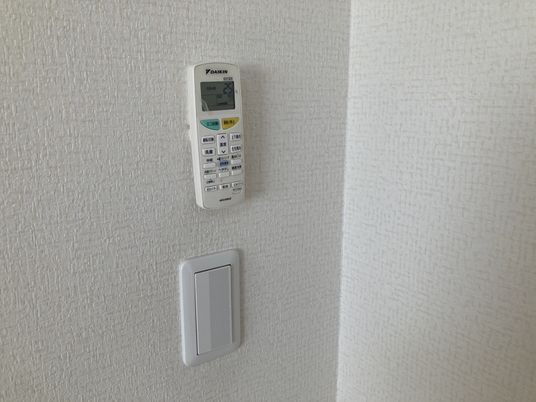 リモコンとスイッチの壁面