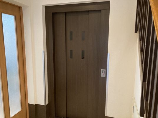 ブラウンのエレベーター