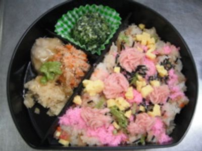 華やかな食事の盛り付け