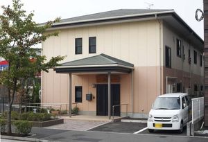 クリーム色の建物外観