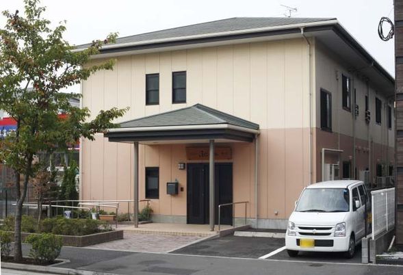 クリーム色の建物外観