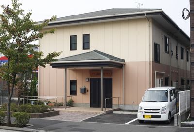 クリーム色の建物外観