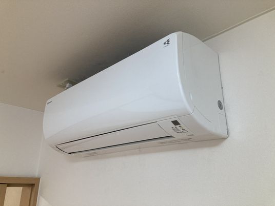 白いエアコンの壁面