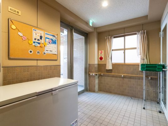 情報掲示板が壁にある廊下