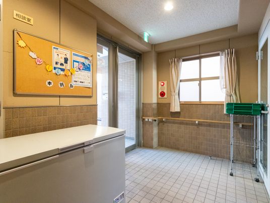 情報掲示板が壁にある廊下