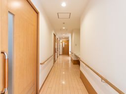 手すり付きの長い廊下
