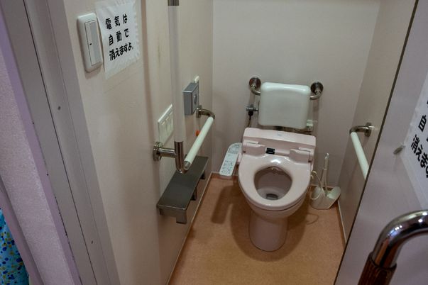 Ｌ字型手すりが設置されたトイレ
