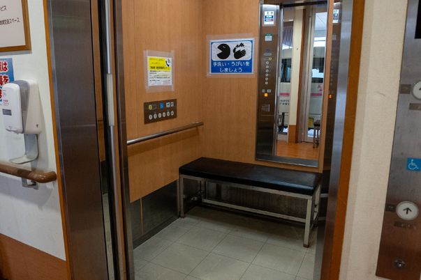 内部に椅子が設置されたエレベーター