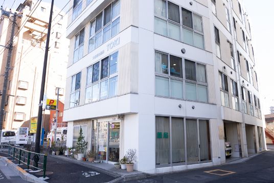 都会の角地に建つ建物