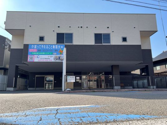 広々とした建物の外観