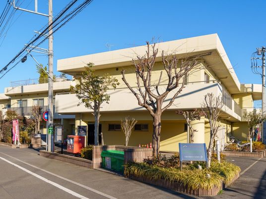 明るい建物外観  