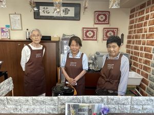 カフェで立つ利用者さんの様子  