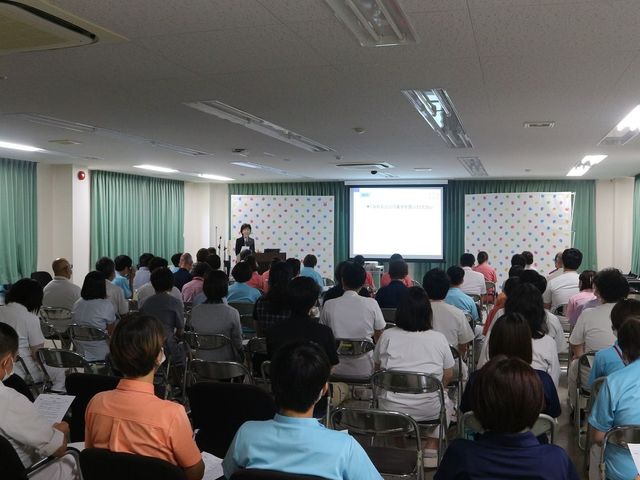 多目的室での集会 多目的室 大勢の人が参加するプレゼンテーションが行われています。意見交換の場としても適しています。